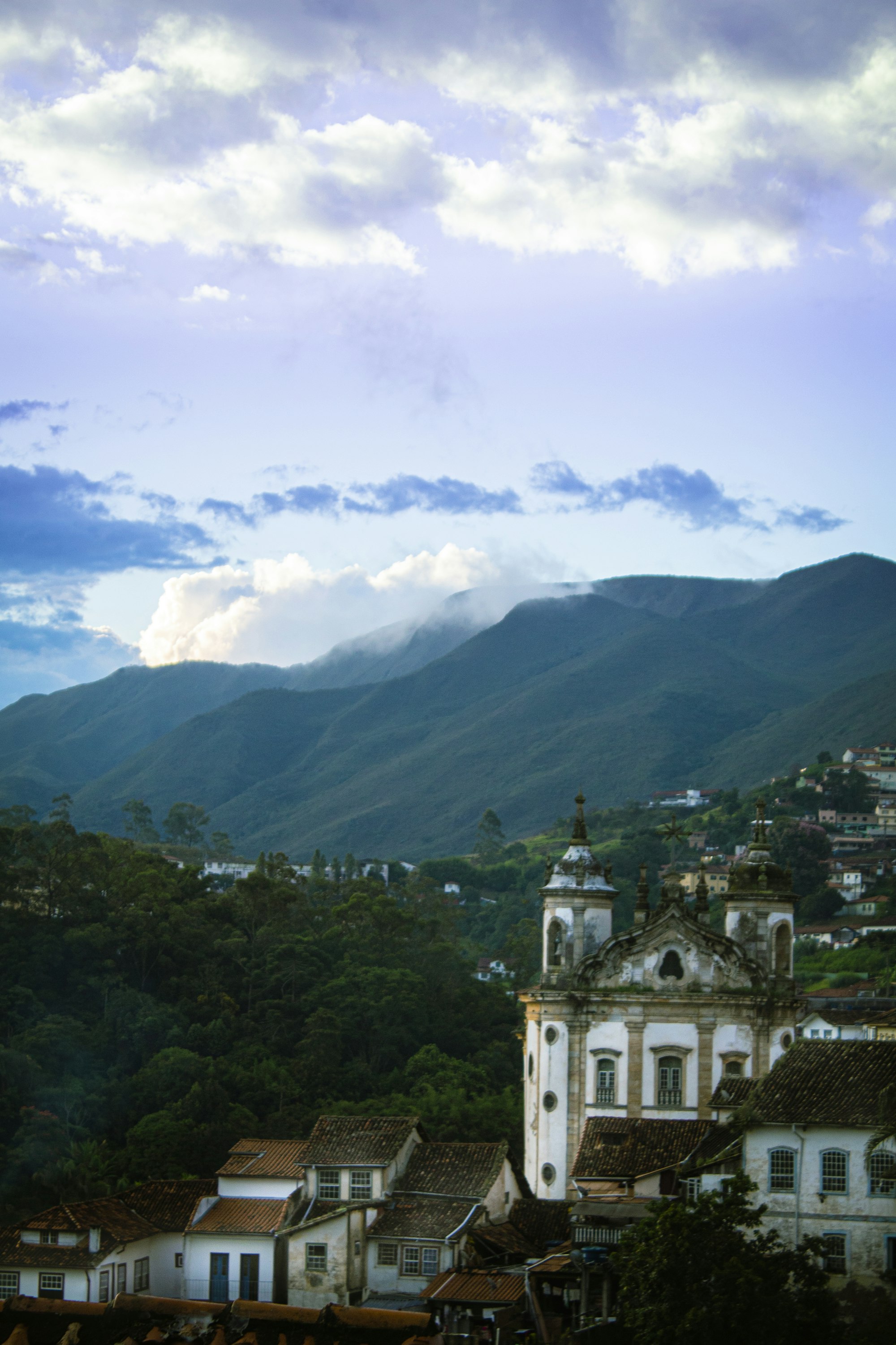 Paisagem de Ouro Preto, Minas Gerais, com montanhas e arquitetura histórica